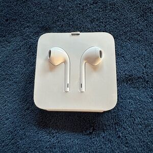 New Original Apple EarPods With Lightning Connector White
